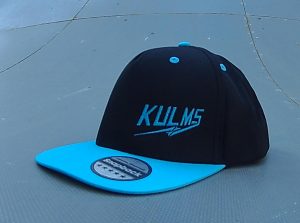 Snapback con visera azul y logo bordado